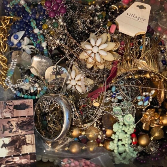 GFFBL-NOW: 5LBS!! “Costume Jewelry Lot"- (Mix of Estate/Costume/Vintage/… - Picture 5 of 10